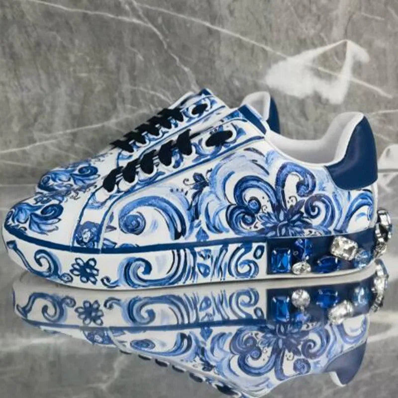 Sneakers Unisexe Cuir Véritable Motif Porcelaine Bleue Cristaux Lacets Casual Luxe EU 36-46 – CLEVI Paris