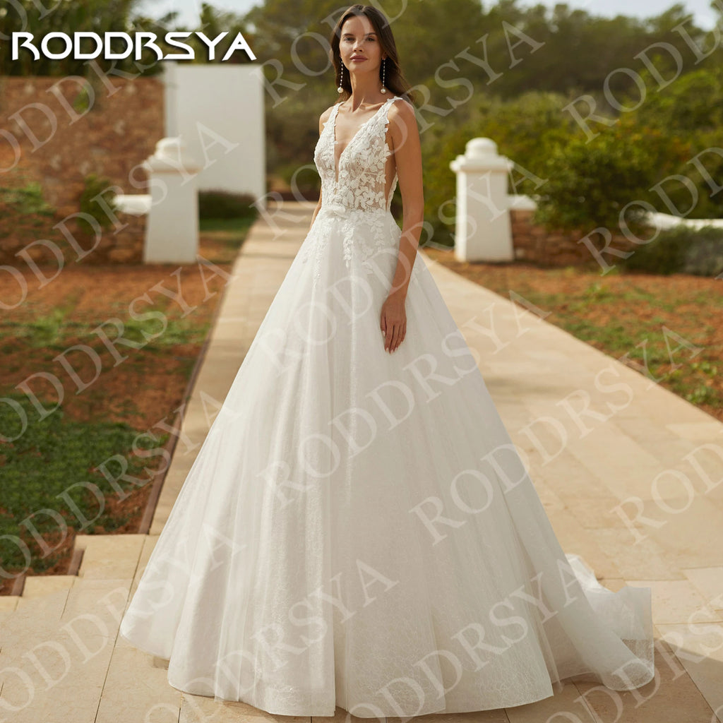 Robe de mariée en tulle, dentelle et col V - CLEVI Paris