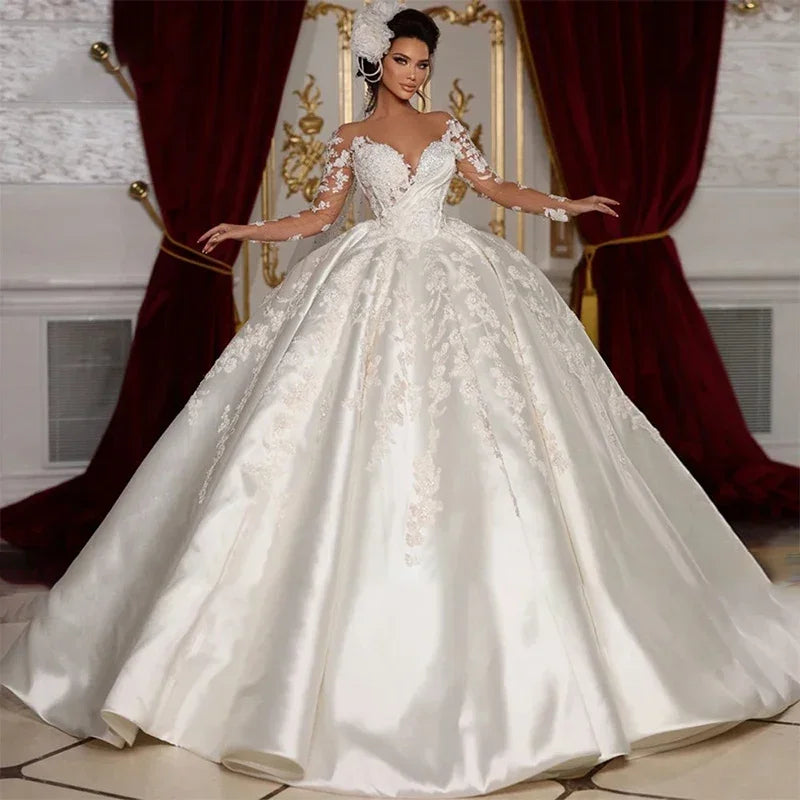 Robe de mariée princesse en dentelle brodée – CLEVI Paris