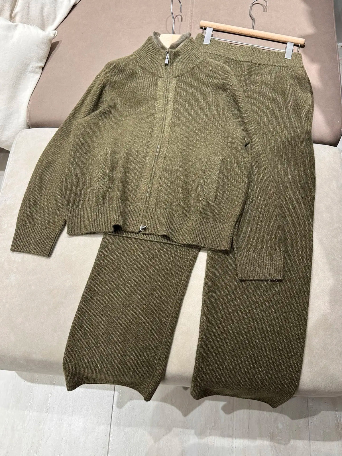 Ensemble femme en maille, gilet zippé et pantalon – CLEVI Paris