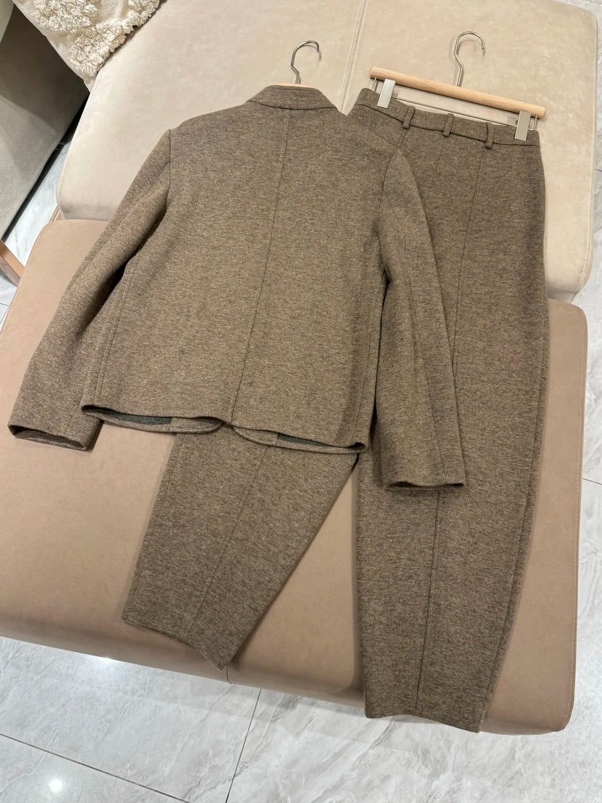 Ensemble femme veste col montant et pantalon – CLEVI Paris