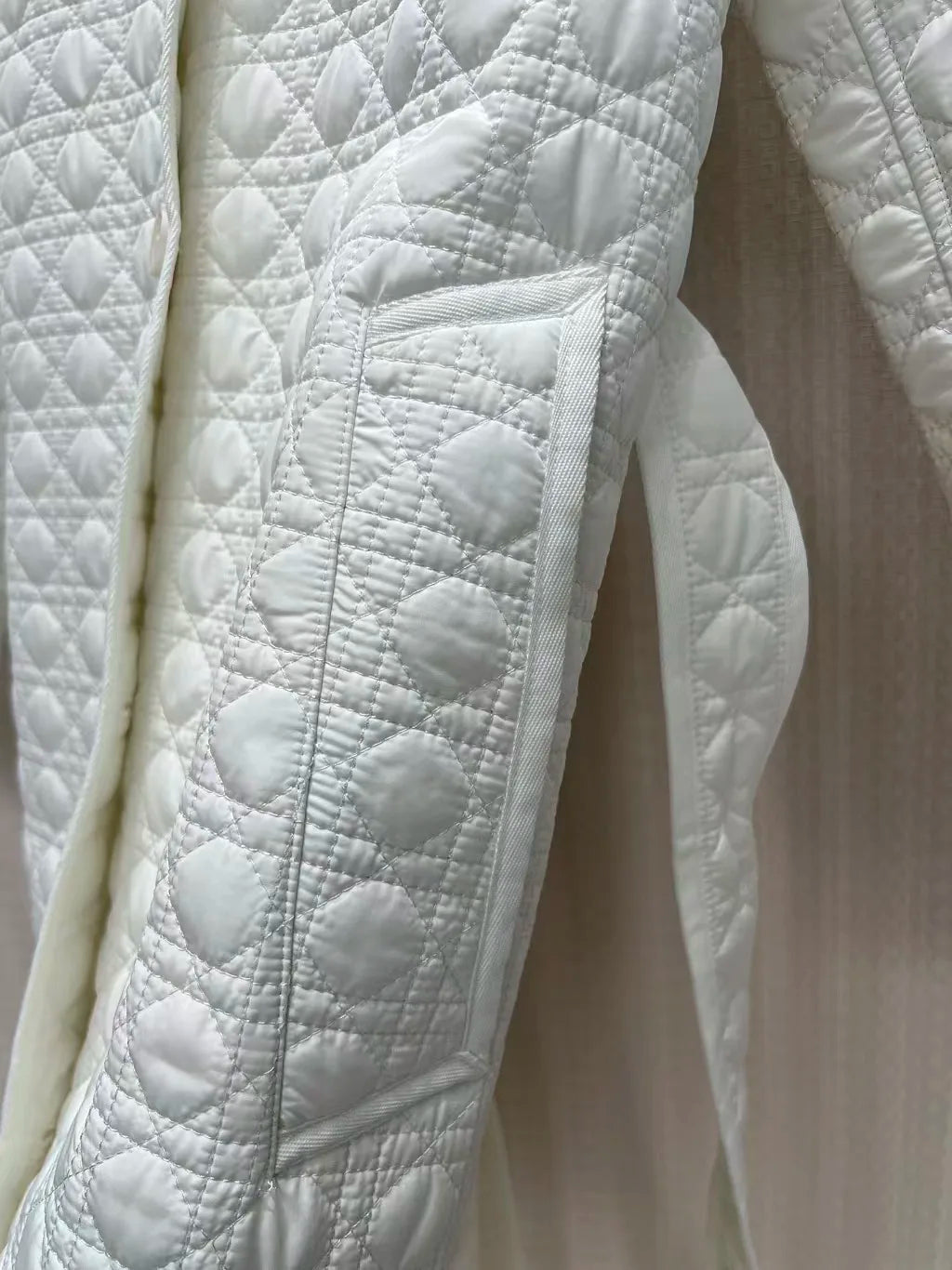 Veste longue matelassée femme à ceinture – CLEVI Paris