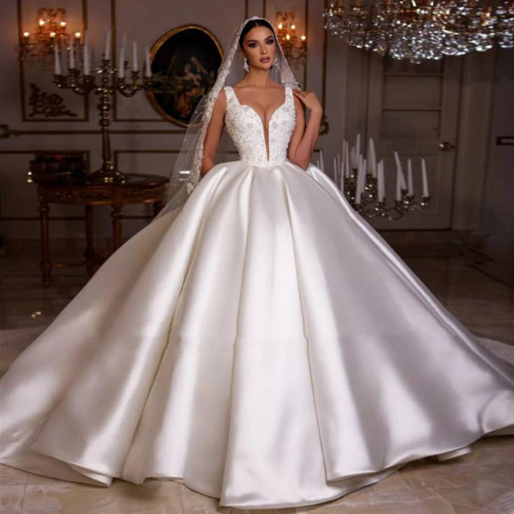 Robe de mariée princesse en satin à bretelles fines – CLEVI Paris