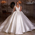 Robe de mariée princesse en satin à bretelles fines – CLEVI Paris