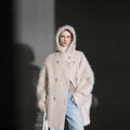 Manteau femme texturé à capuche et boutonnage – CLEVI Paris
