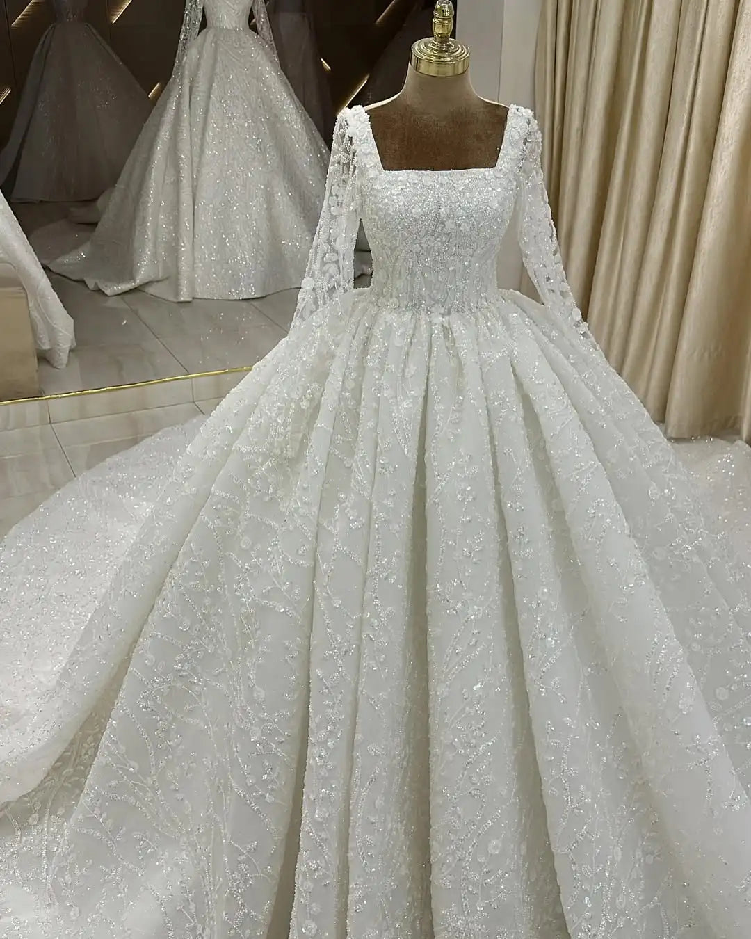 Robe de mariée princesse perlée à col carré – CLEVI Paris