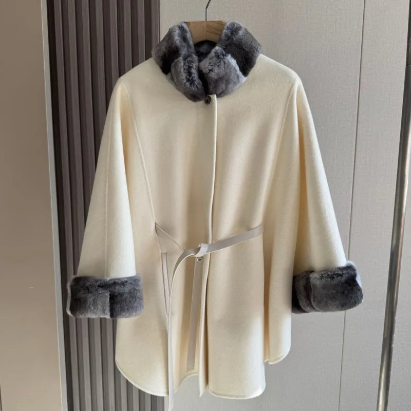 Manteau cape femme ceinturé, col effet fourrure – CLEVI Paris