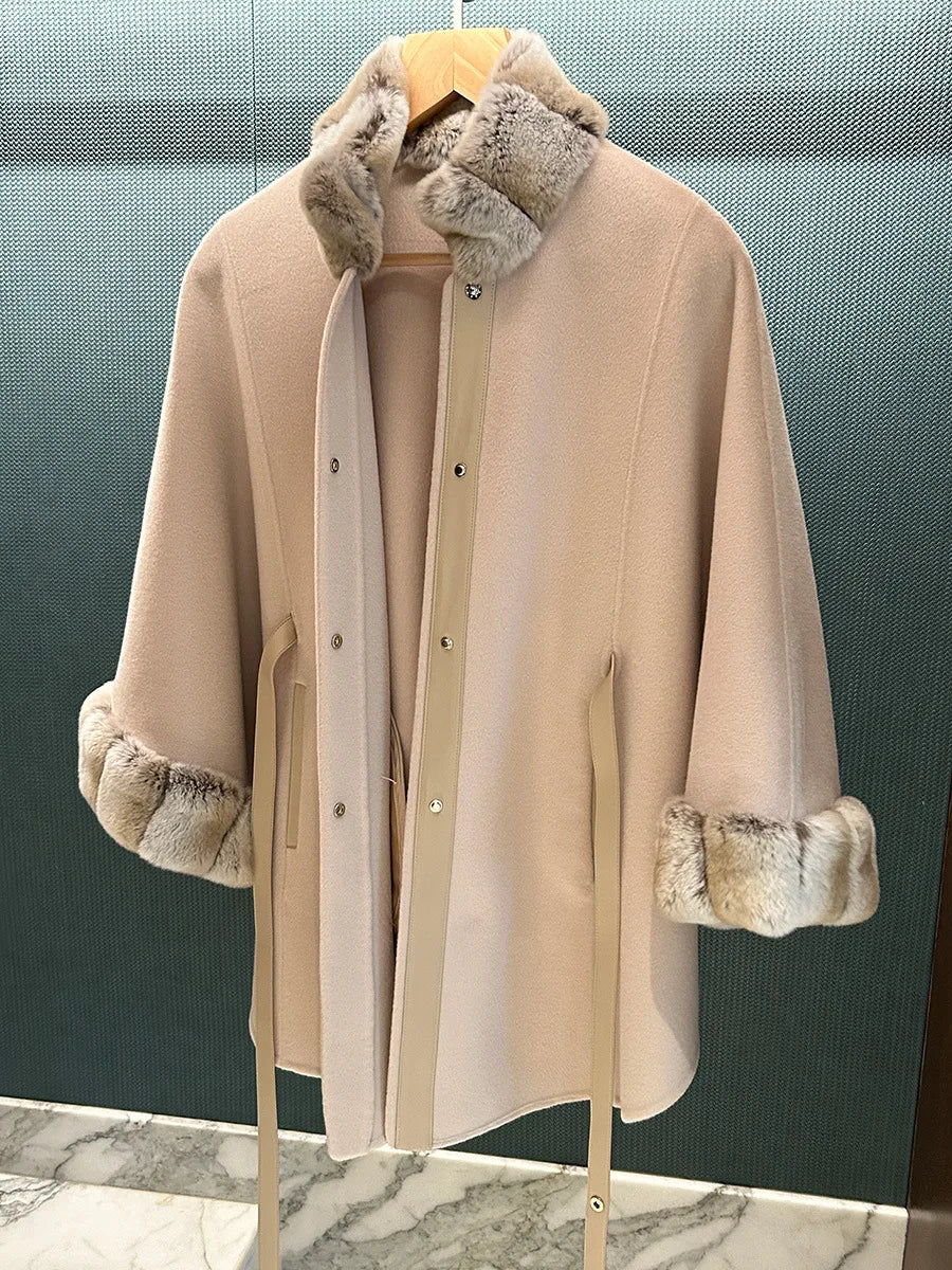Manteau cape femme ceinturé à col duveteux – CLEVI Paris