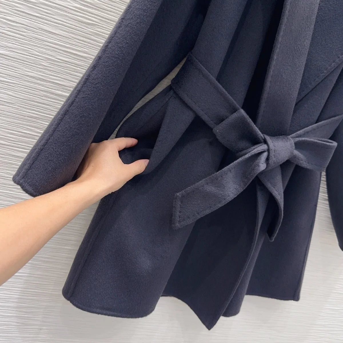 Manteau femme mi-long ceinturé à grand col – CLEVI Paris