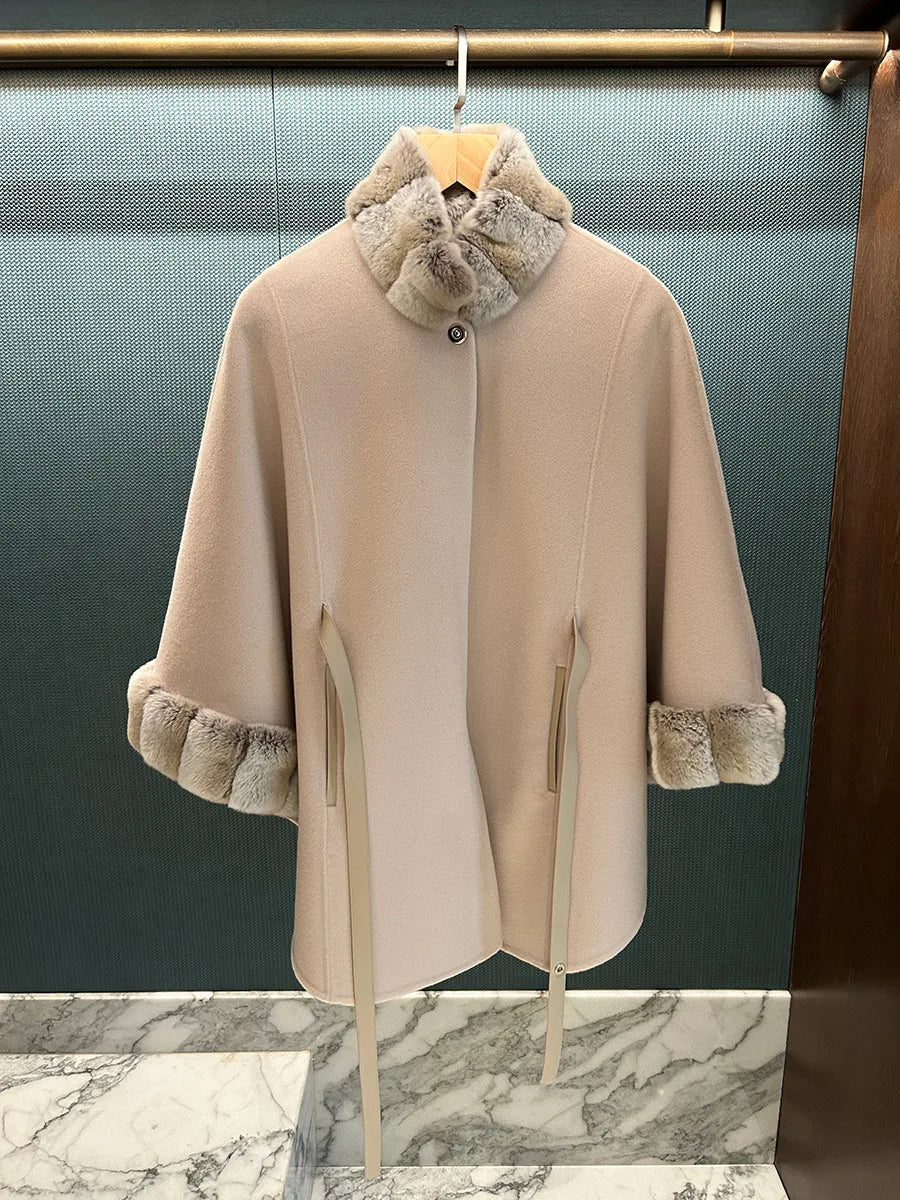 Manteau cape femme ceinturé à col duveteux – CLEVI Paris