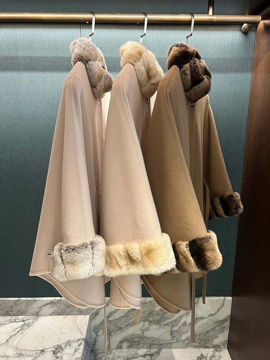Manteau cape femme ceinturé à col duveteux – CLEVI Paris