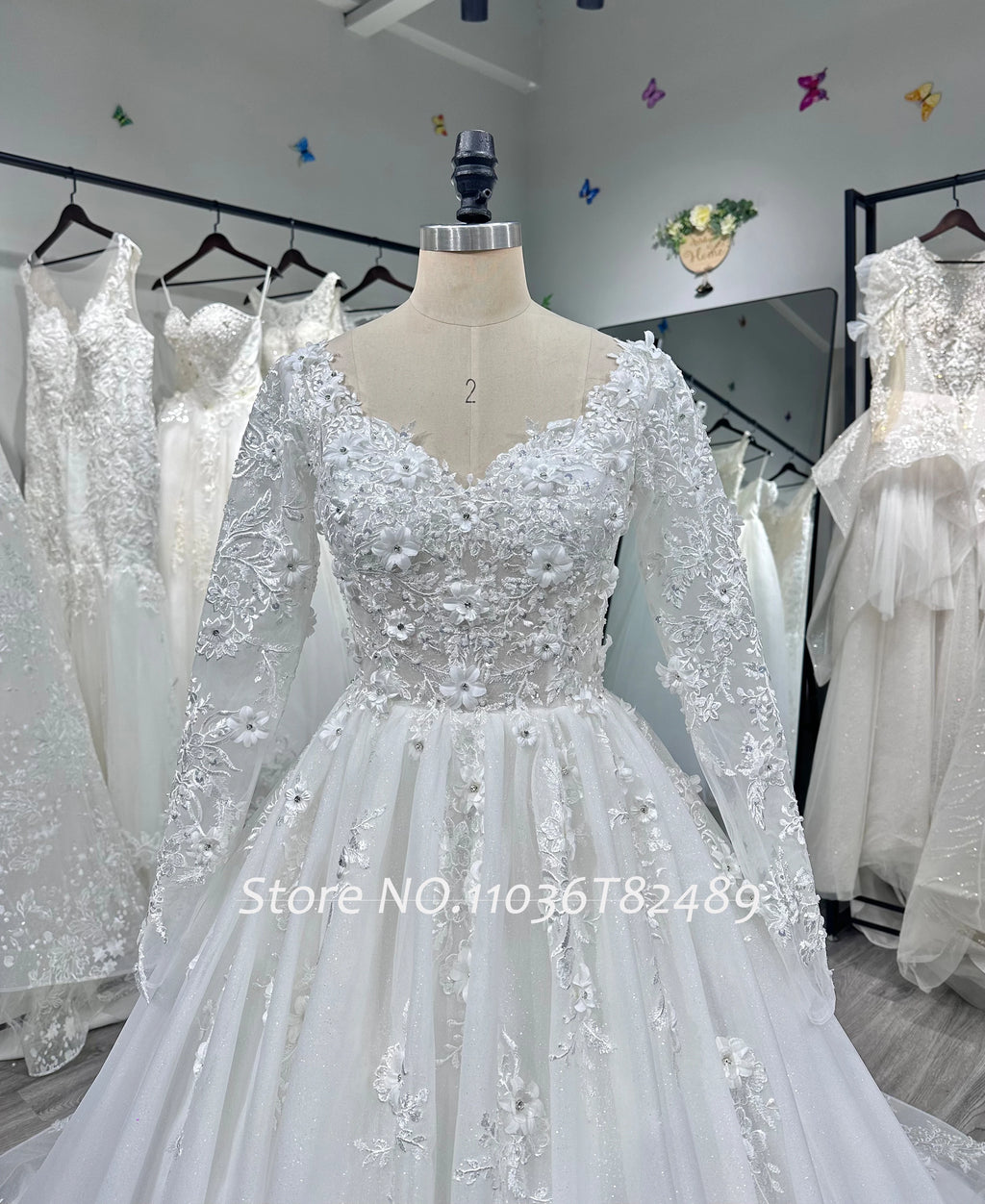 Robe de mariée scintillante, perles et fleurs 3D – CLEVI Paris