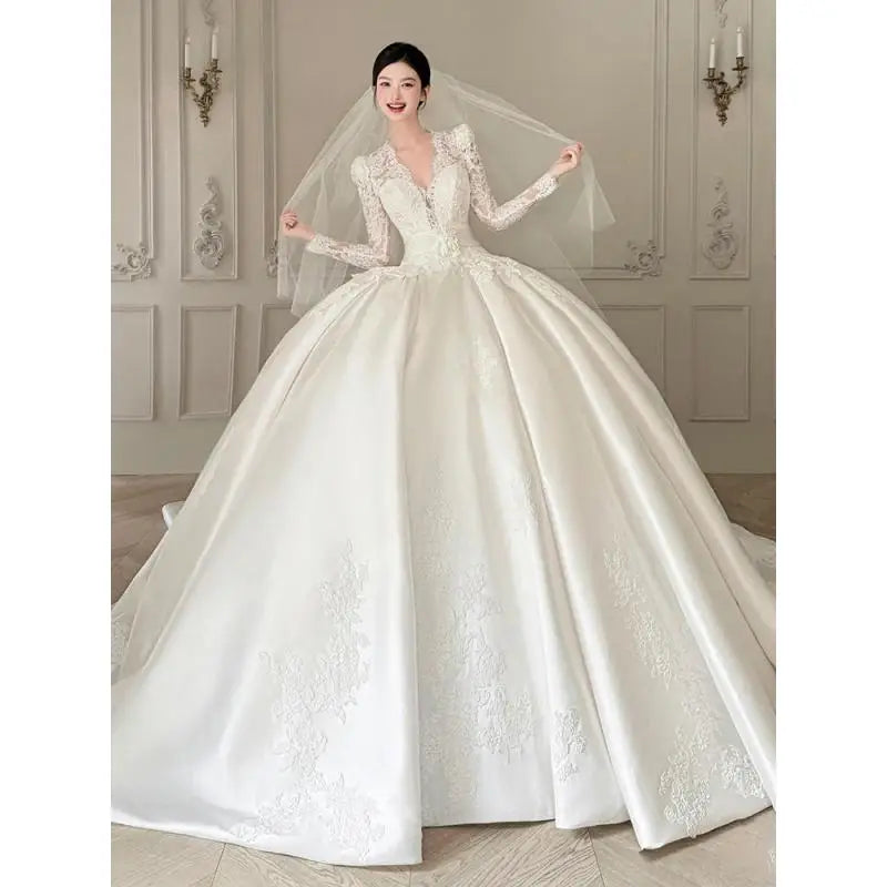 Robe de mariée satinée en dentelle à col V - CLEVI Paris