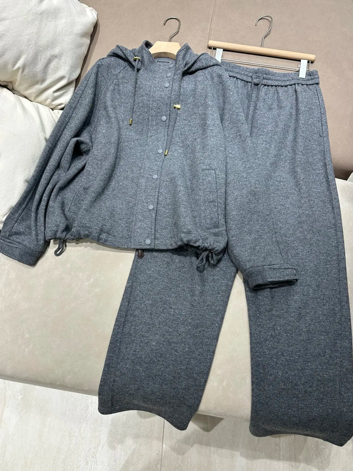 Ensemble femme veste à capuche et pantalon – CLEVI Paris