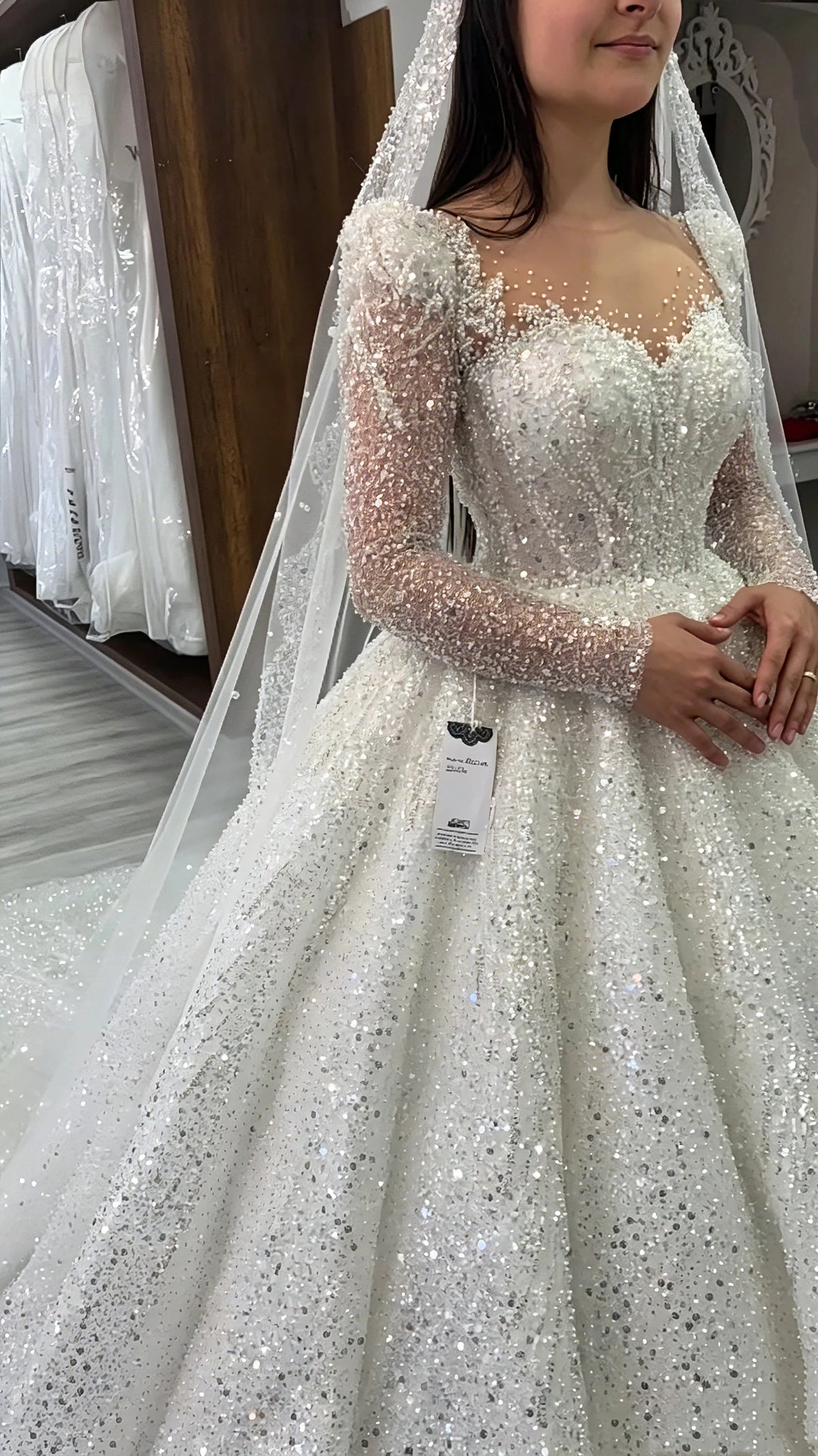 Robe de mariée dentelle perlée col V – CLEVI Paris