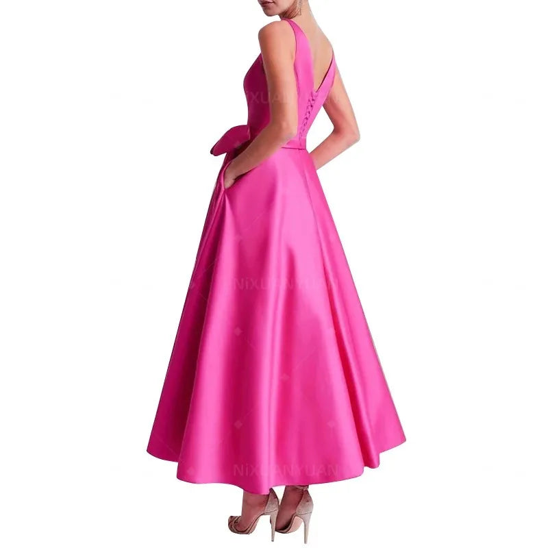 Robe de mariée satinée ligne A col V – CLEVI Paris