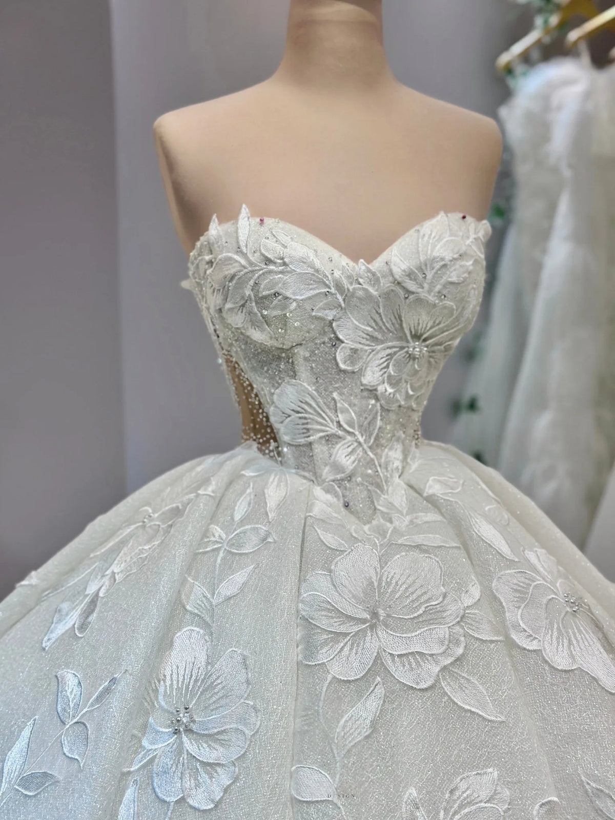 Robe de mariée princesse en dentelle ligne A – CLEVI Paris