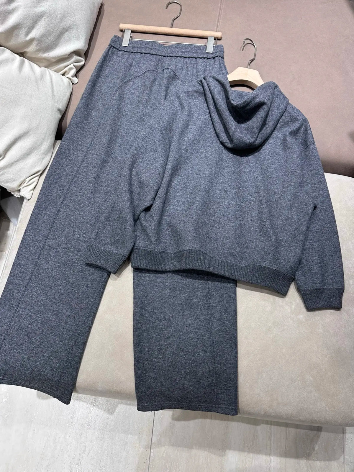 Ensemble femme en maille à capuche et pantalon – CLEVI Paris