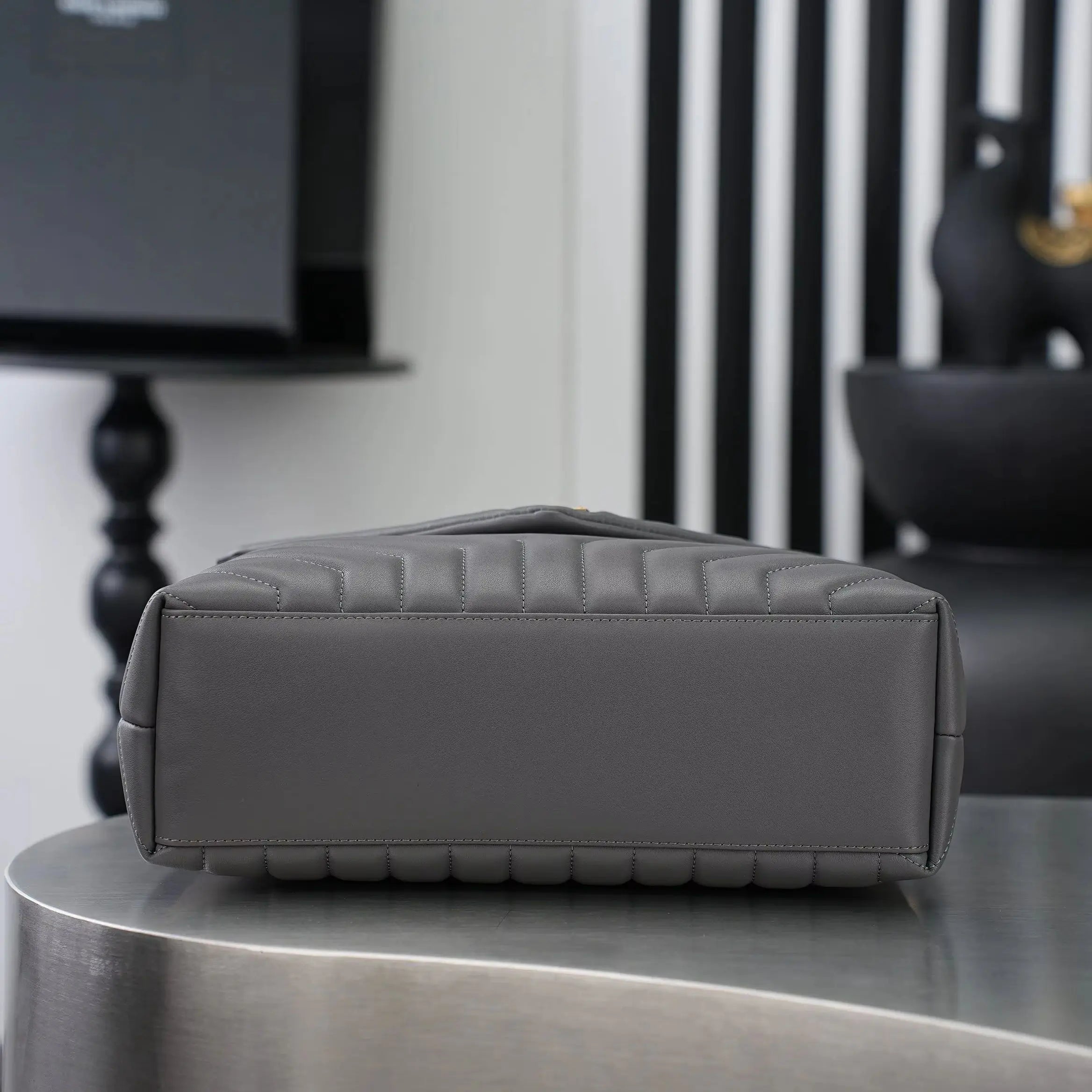 Sac Épaule Femme Matelassé Chevron Chaînes Dorées Trapèze – CLEVI Paris