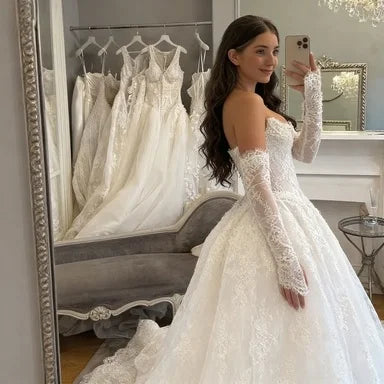 Robe de mariée ligne A en dentelle et perles - CLEVI Paris