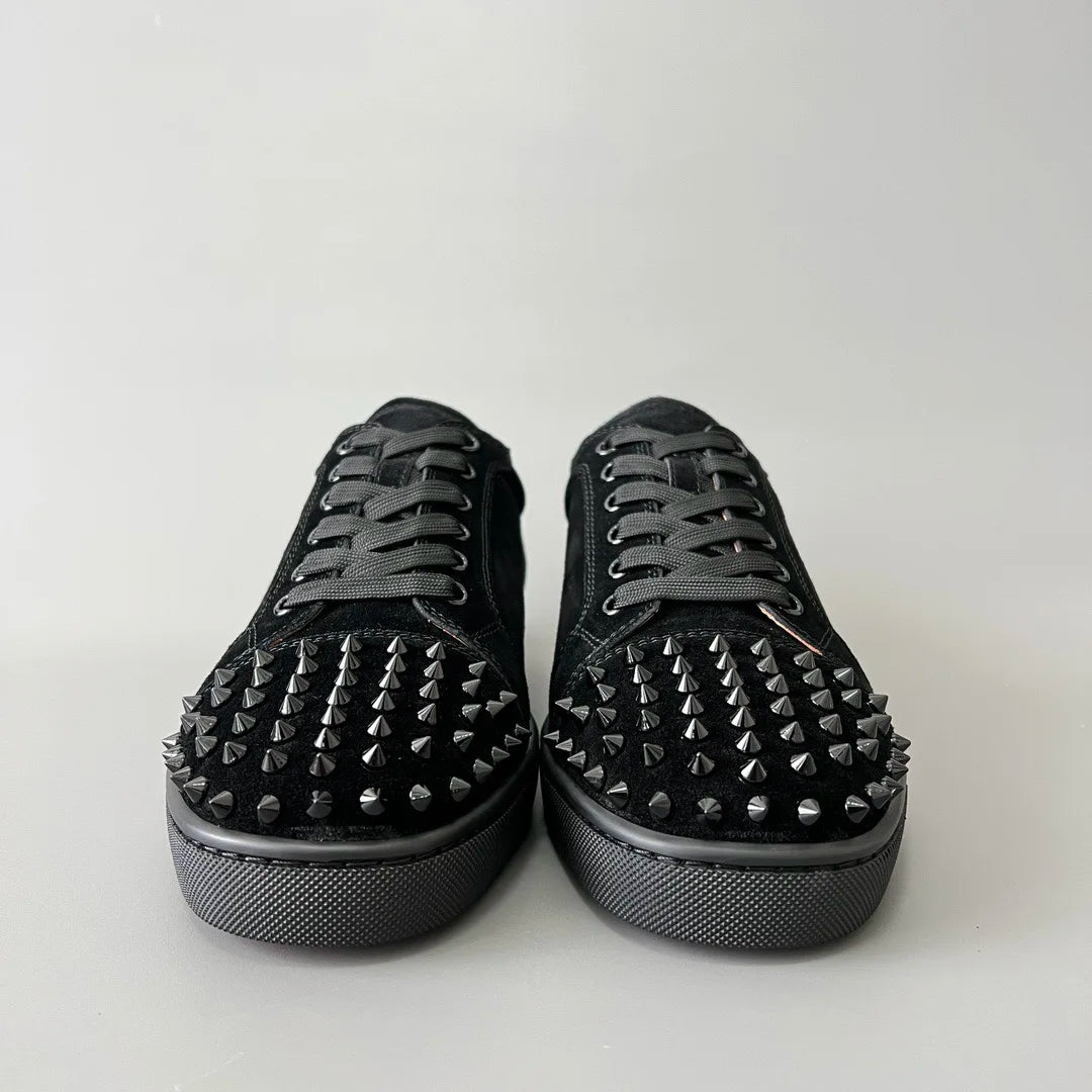 Sneakers Basses Cuir Suède Noir Rivets Semelle Rouge Homme – CLEVI Paris