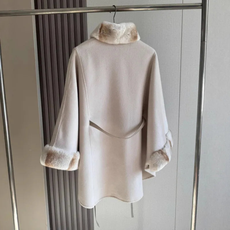 Manteau cape femme ceinturé, col effet fourrure – CLEVI Paris