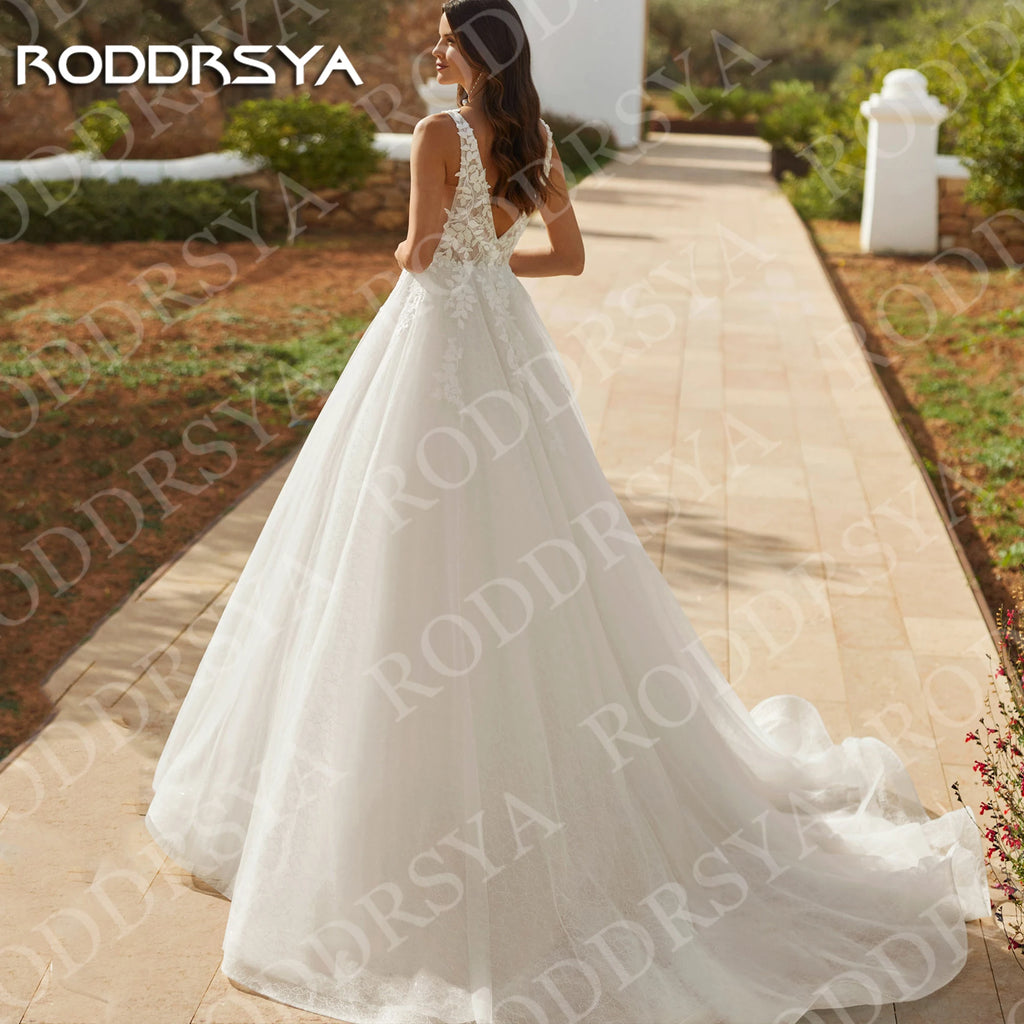Robe de mariée en tulle, dentelle et col V - CLEVI Paris