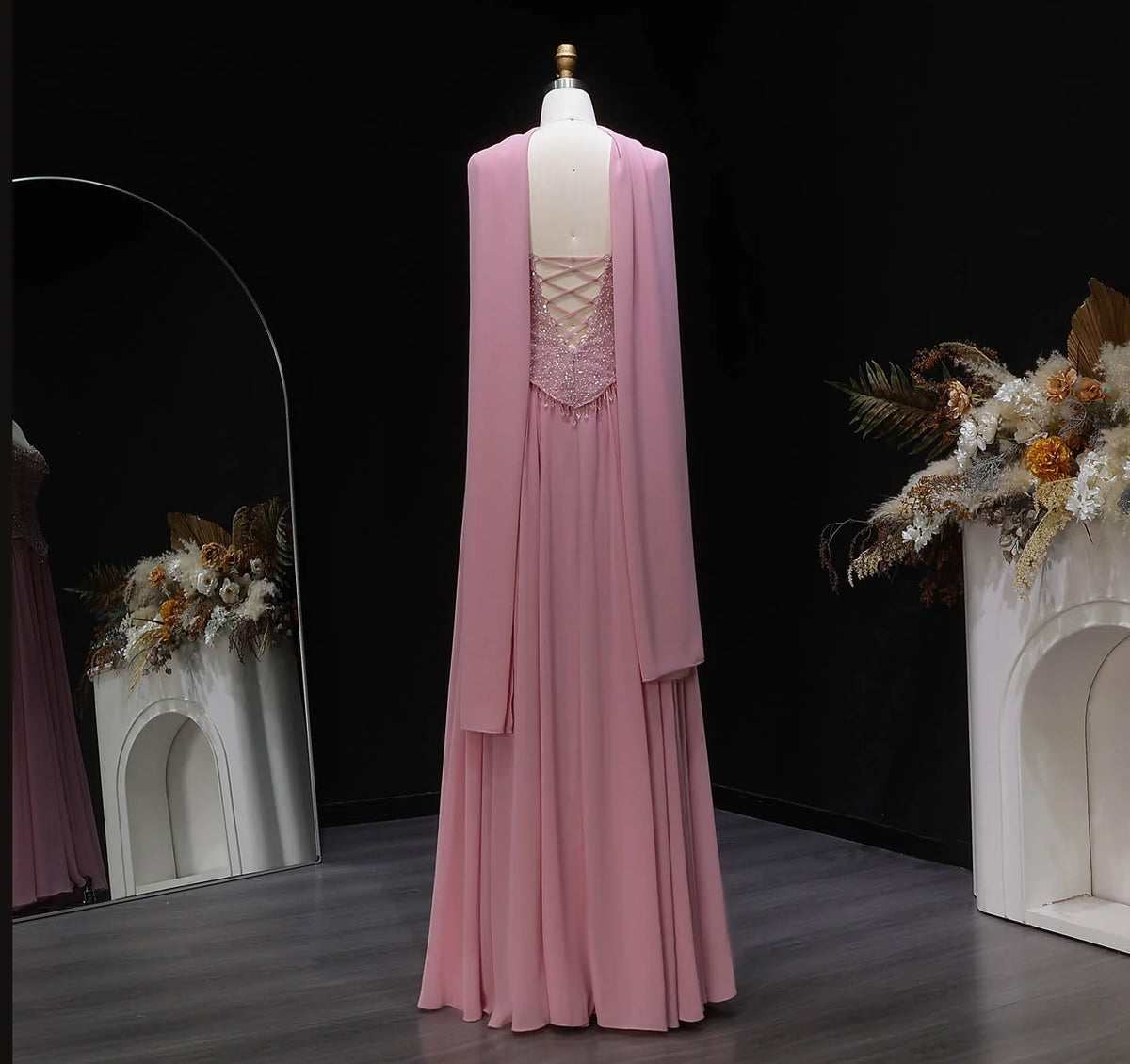 Robe de soirée rose perlée avec écharpe – CLEVI Paris