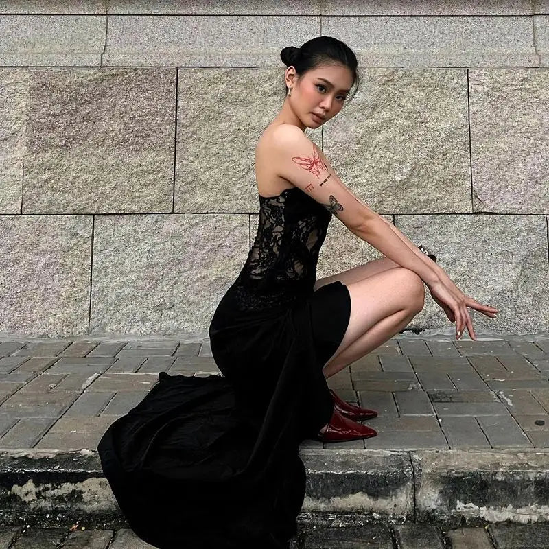 Robe midi asymétrique noire en dentelle – CLEVI Paris