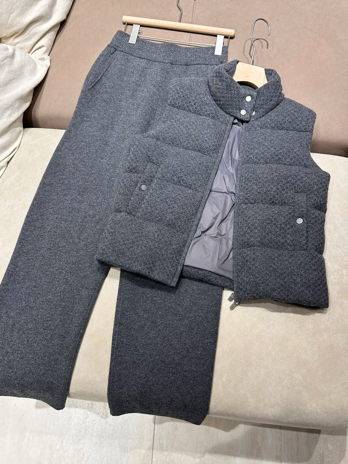 Ensemble femme gilet matelassé et pantalon – CLEVI Paris