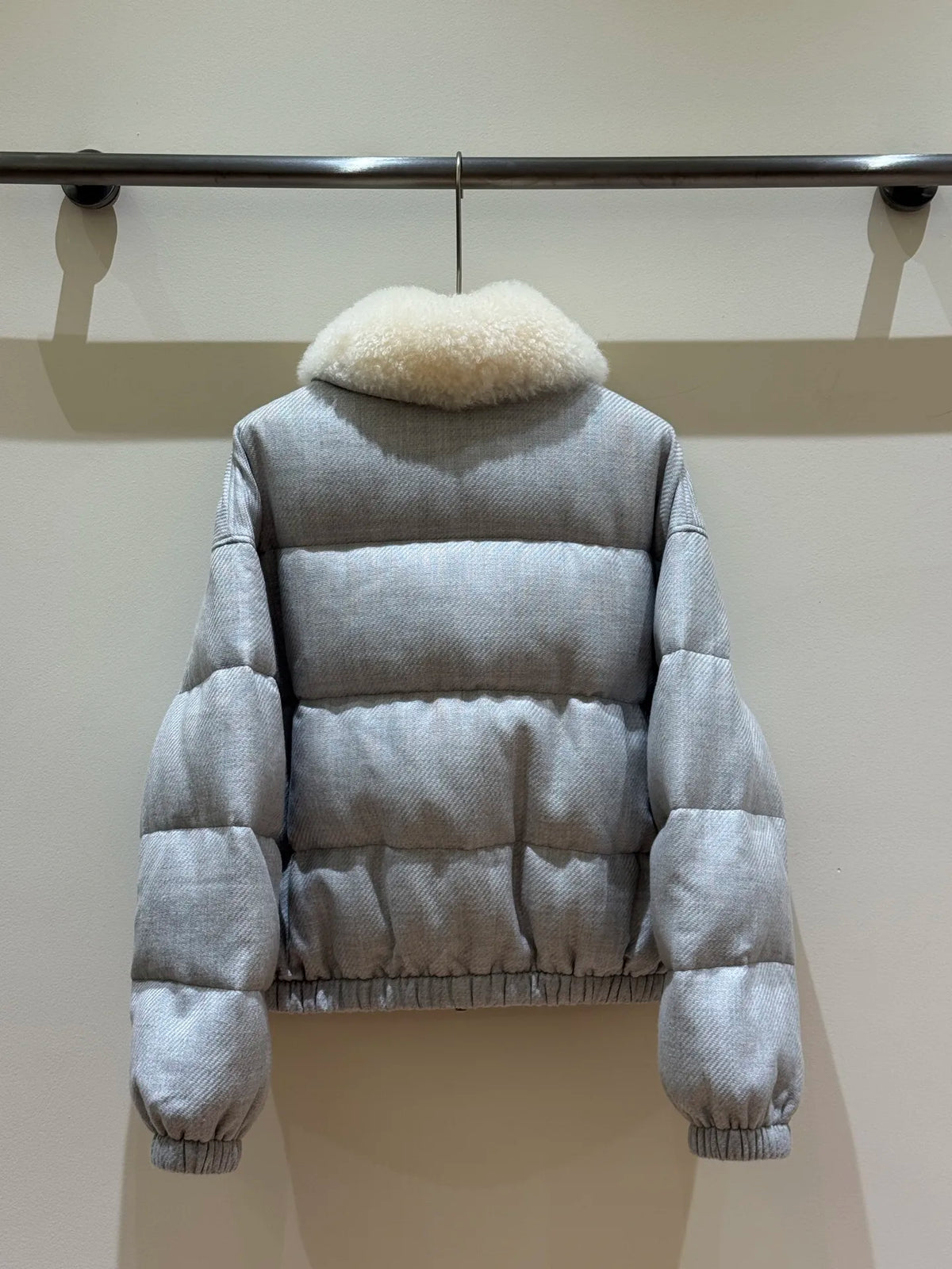 Doudoune courte femme grise à col bouclé – CLEVI Paris