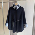 Manteau cape femme ceinturé, col effet fourrure – CLEVI Paris
