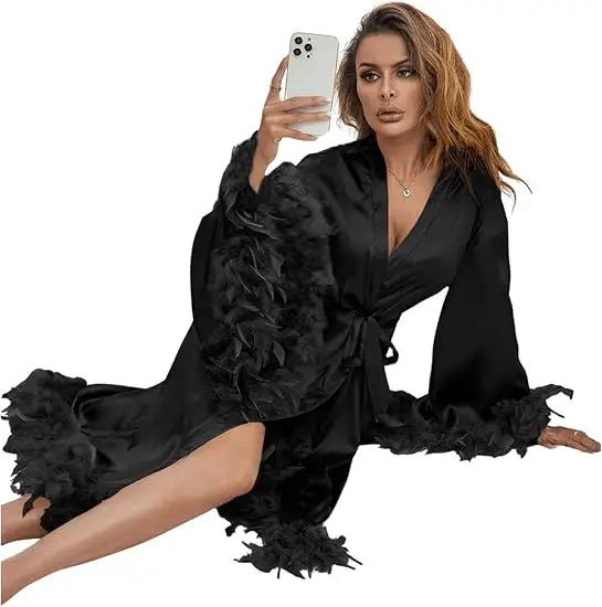 Robe de nuit satinée à plumes – CLEVI Paris