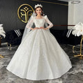 Robe de mariée en dentelle et perles – CLEVI Paris