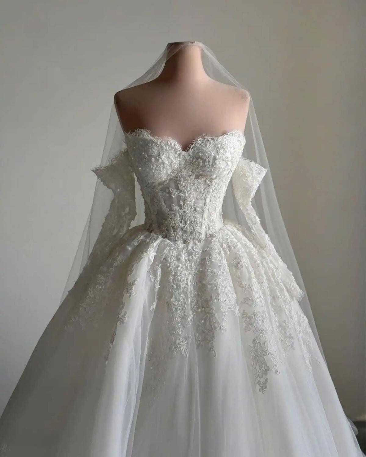 Robe de mariée ligne A en tulle épaules dénudées – CLEVI Paris