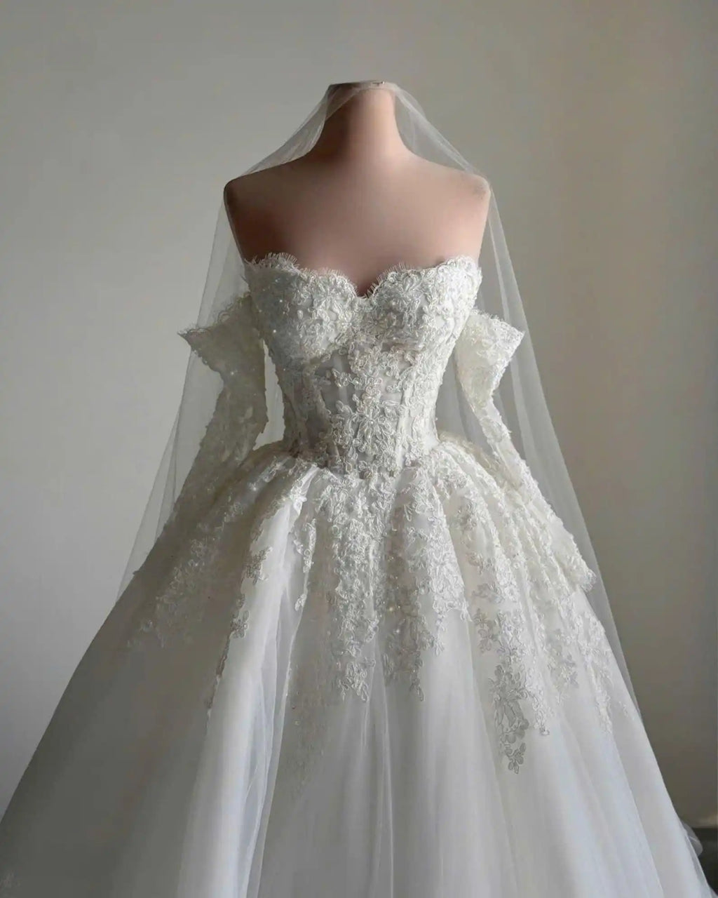 Robe de mariée tulle épaules dénudées – CLEVI Paris