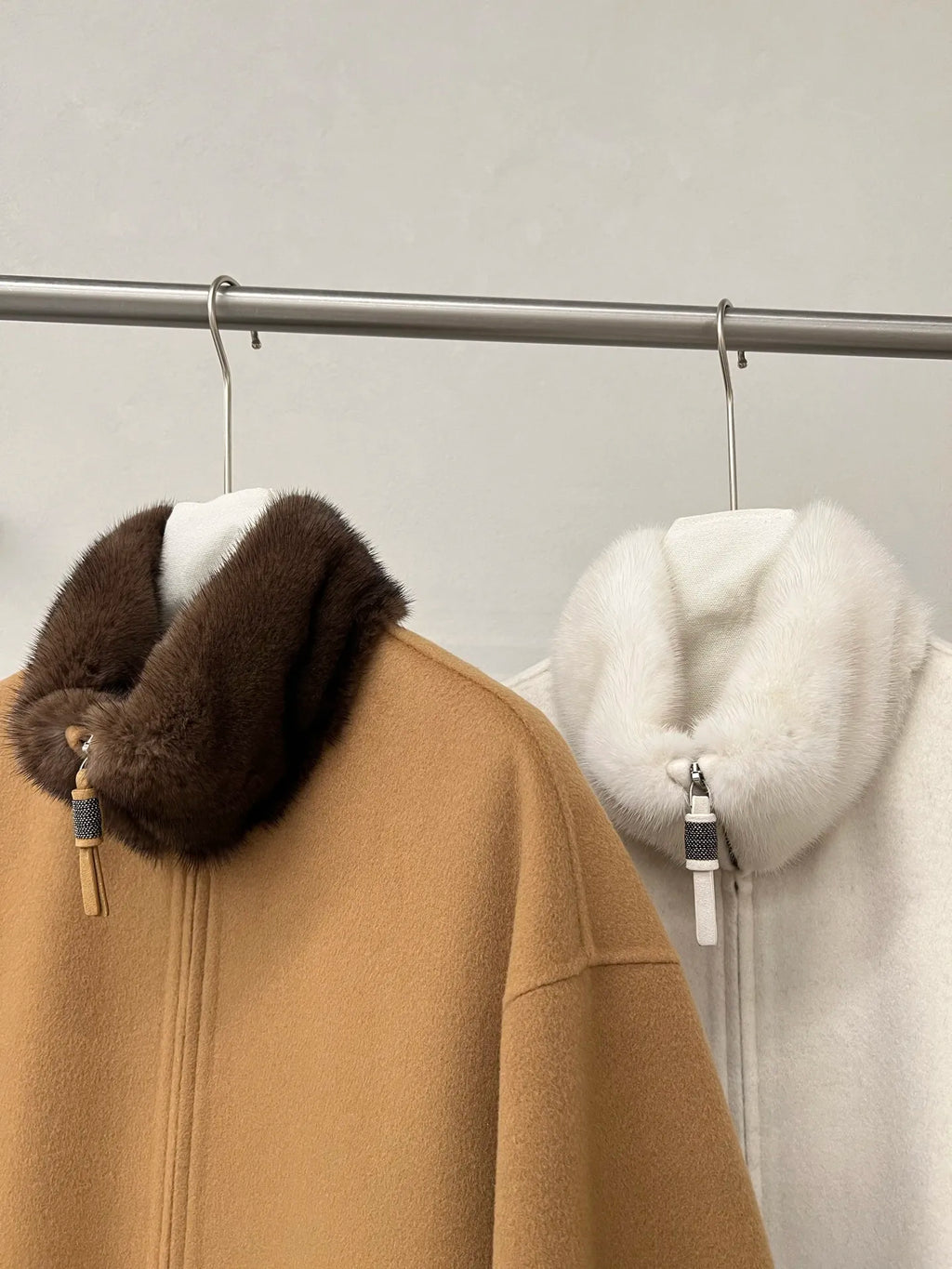 Manteau long femme zippé à manches courtes – CLEVI Paris