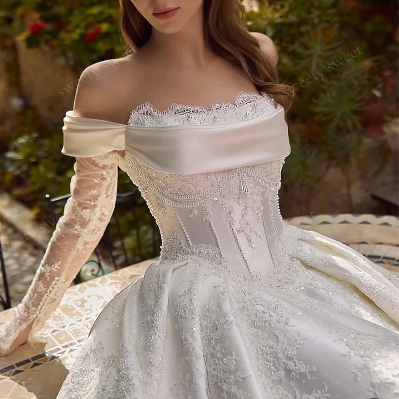 Robe de mariée princesse en satin à dentelle – CLEVI Paris