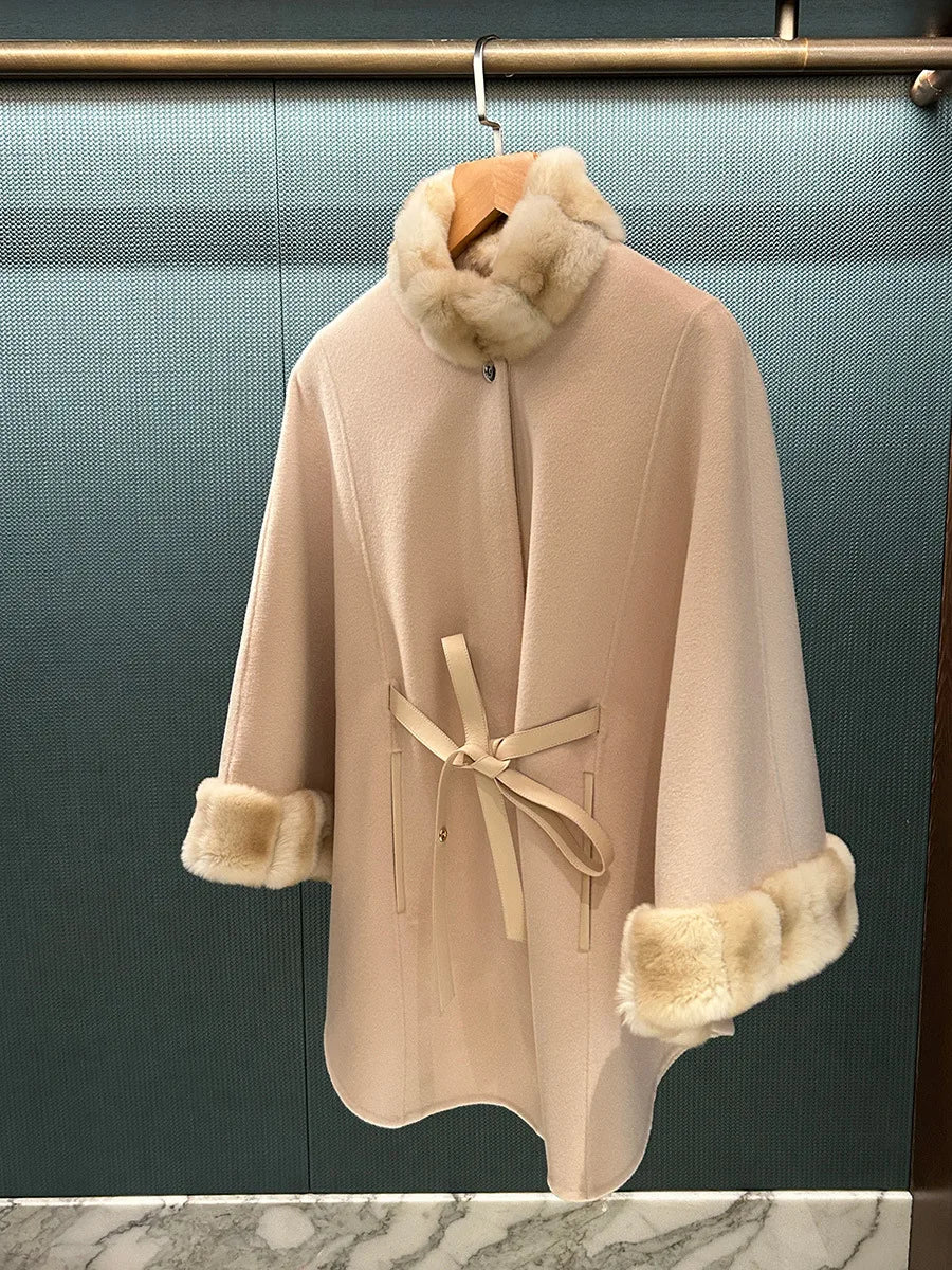 Manteau cape femme ceinturé à col duveteux – CLEVI Paris