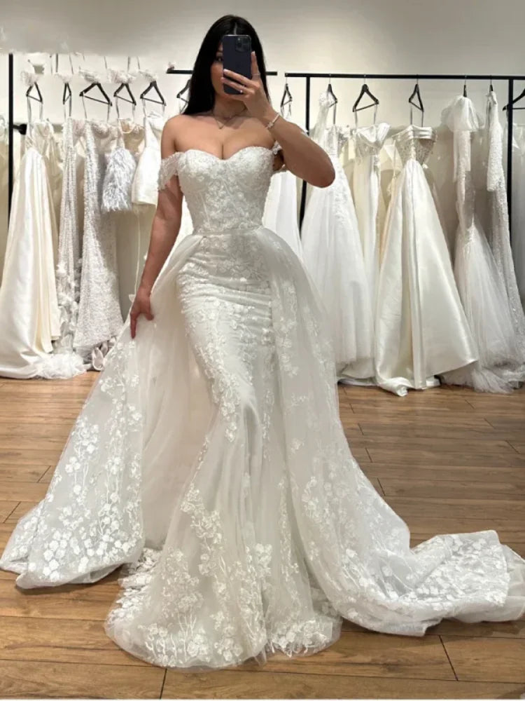 Robe de mariée sirène en dentelle épaules dénudées – CLEVI Paris