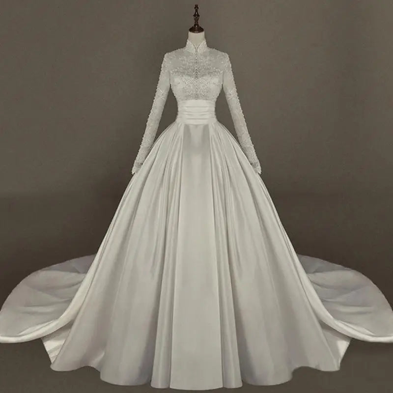 Robe de mariée satinée, dentelle et perles – CLEVI Paris