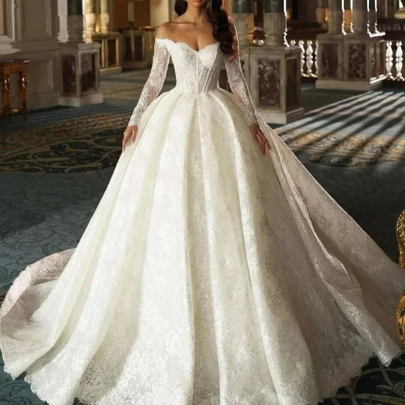 Robe de mariée en dentelle épaules dénudées - CLEVI Paris