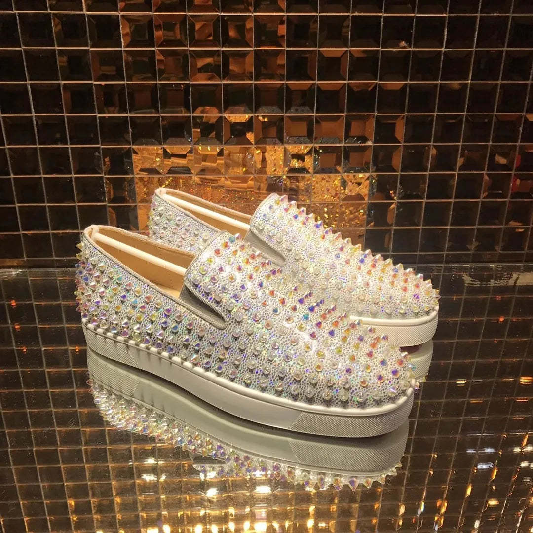Mocassins Luxe Cuir Blanc Rivets Cristaux Semelle Rouge Unisexe – CLEVI Paris