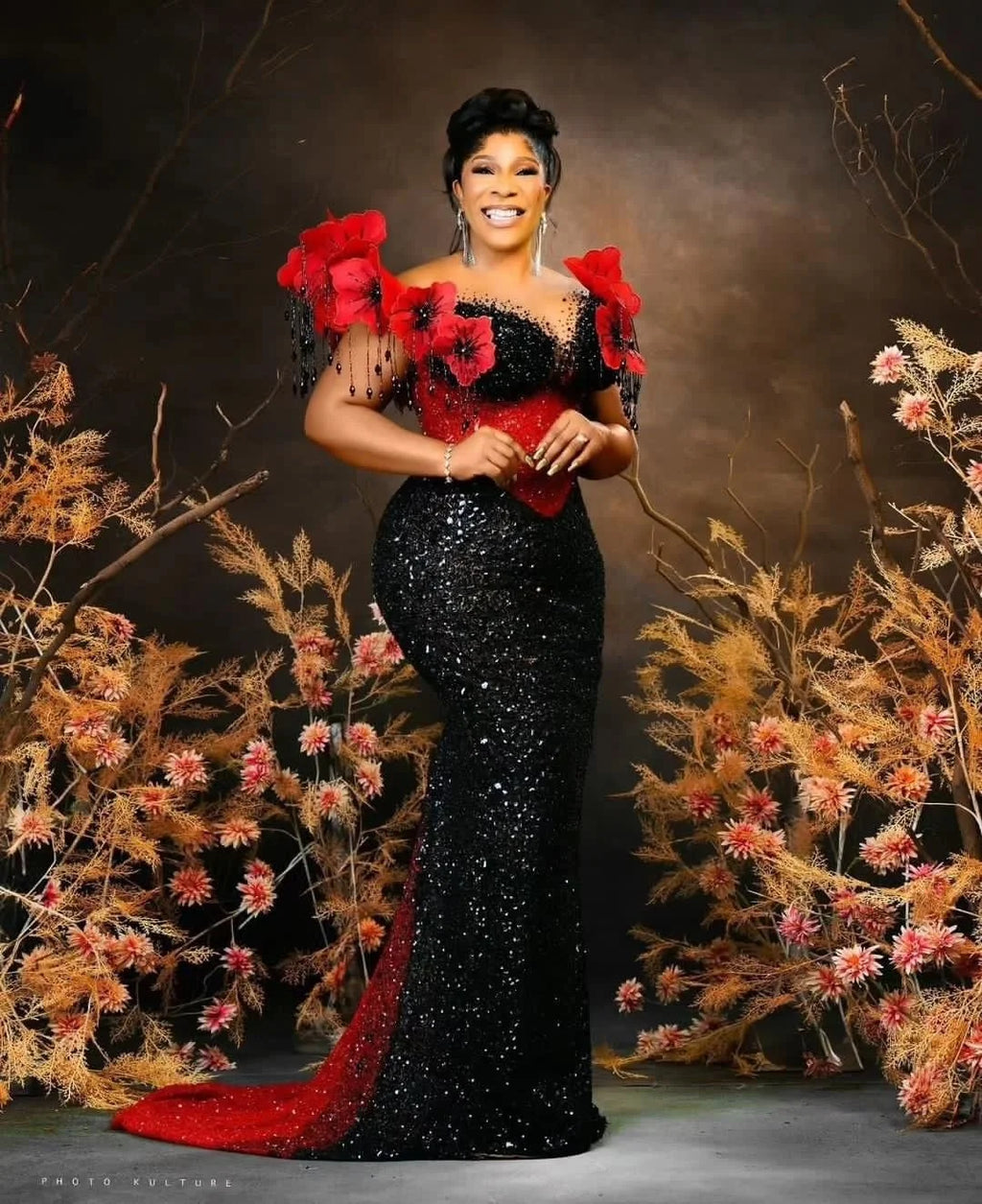 Robe de bal sirène fleurie à paillettes – CLEVI Paris