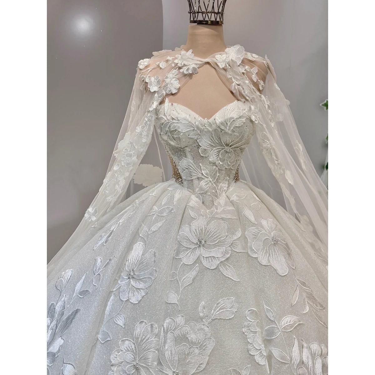 Robe de mariée princesse en dentelle ligne A – CLEVI Paris