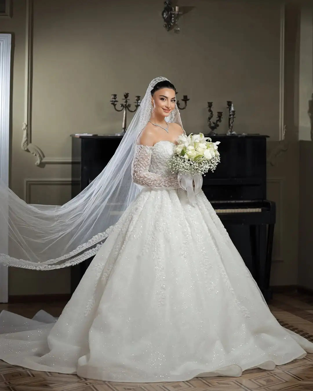 Robe de mariée princesse perlée à col cœur – CLEVI Paris