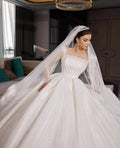 Robe de mariée en tulle, perles et sequins – CLEVI Paris