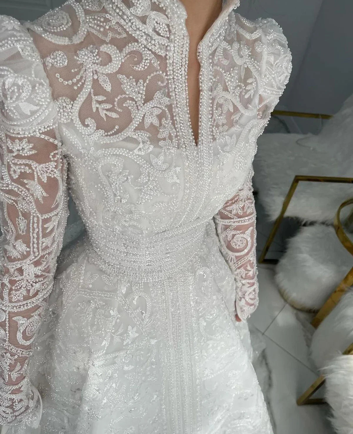 Robe de mariée en dentelle ligne A à col haut – CLEVI Paris