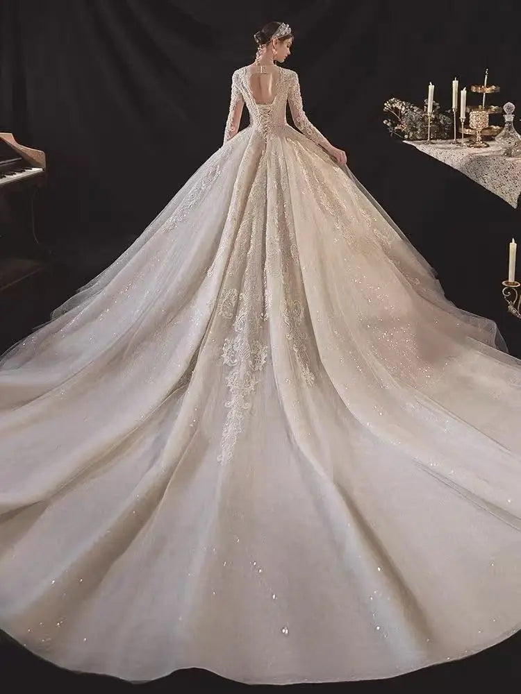 Robe de mariée princesse en dentelle à col V – CLEVI Paris