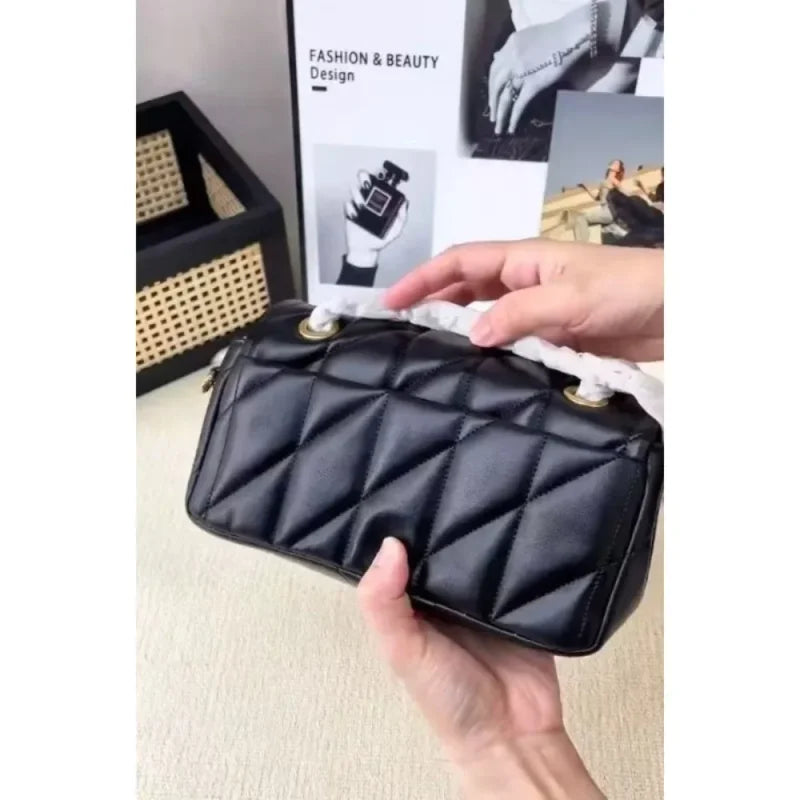 Sac femme matelassé à rabat et chaîne – CLEVI Paris